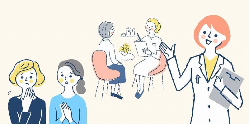 医師が患者と楽しく会話し、リラックスした雰囲気で診察を行う様子。患者二人が心配そうに見守る。