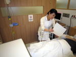 画像：外来化学療法センター内の病室での様子。