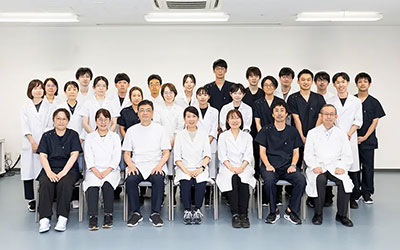 薬剤部のスタッフ一同の写真。