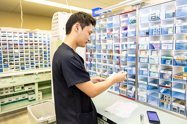 調剤室で勤務中の薬剤師の様子。
