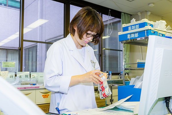 調剤室で勤務中の薬剤師の様子。
