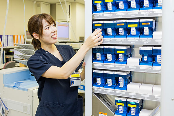 調剤室で勤務中の薬剤師たちの様子。