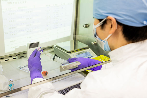 がん化学療法ミキシング室で勤務する医療スタッフの様子。