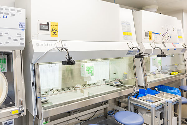 がん化学療法ミキシング室の風景写真。