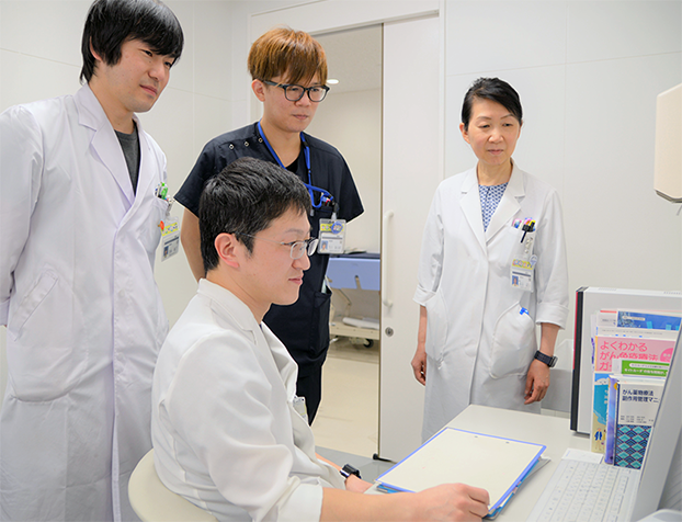 外来化学療法センターで主治医と連携をとる薬剤師たち。