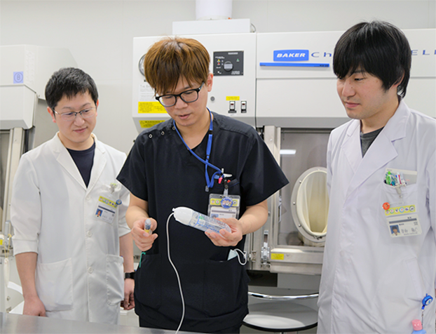 外来化学療法センターで勤務中の薬剤師たち。