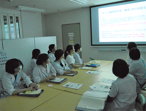 病棟担当者によるカンファレンスを受けている様子。