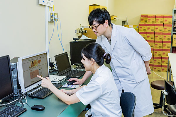 医師、看護師、薬剤師で構成される緩和ケアチームの打合せ中の様子。