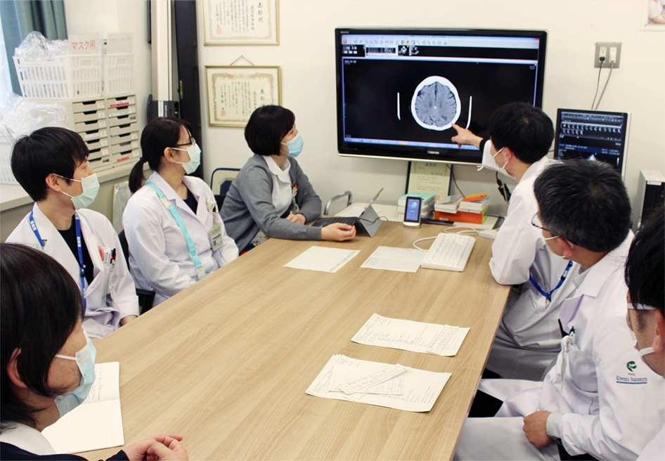 医師、看護師、薬剤師、臨床検査技師の4職種で構成されるICT・ASTによる会議中の様子。