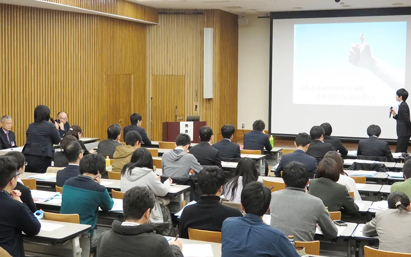 福島県立医科大学の講義室で行われているプレゼンテーションの様子。参加者が熱心に聴講している。