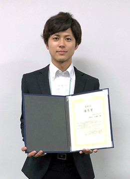 令和元年7月27日(土)、本学医学部3年神田正樹さんが「第51回日本医学教育学会大会」の学生セッションにおいて、優秀賞を受賞いたしました。日本医学教育学会は、医学教育に関する研究の充実・発展ならびにその成果の普及を目的として、1969年に設立された学会です。第51回学会では、「「学ばんと欲すれば」－excellenceをめざして」として、学生を主体とした医学教育の進め方がテーマに掲げられました。  神田さんは、本学医学部における細胞統合生理学講座のMD-PhDプログラムに所属しており、その研究の一環で今回発表を行いました。 また、本学の医学部生有志で作るグループ、POMk Project(Popularization of Medical Knowledge Project)に所属しており、福島県内の小中学生を対象に、人体に関する体験教室を企画・運営しています。本学会では「大学入学前の人体と健康教育に関する分析および教科書間の比較」という研究結果を発表しました。小中高で教えられる人体と健康に関する科目は、理科・保健・家庭科で分断されて学習されており、学年と科目間で繋がりが少ないという仮説に対し、現行の学習指導要領と教科書(全61冊)を分析することで、その科目間・学年間のずれを明らかにし、また、出版会社ごとによる教科書間の違いも明らかにしました。
