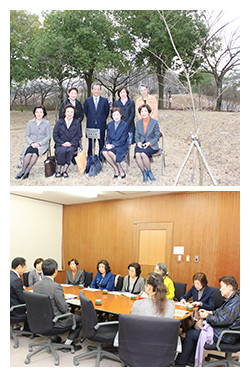 屋外で記念撮影をする医療関係者たちと、室内で会議に参加する同じメンバーのグループ。