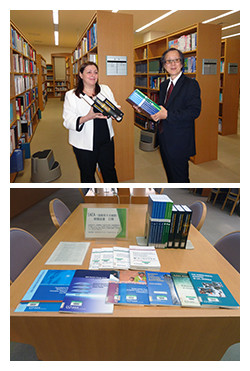 図書館内で本を手にした2人の人物と、テーブルに並べられた医学関連の書籍と資料。