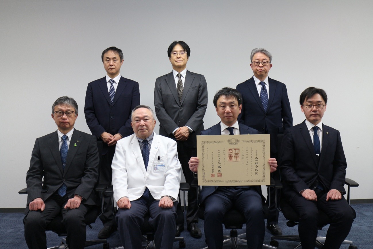 前列左より太田綜合病院 副理事長 丹治雅博様、竹之下理事長、太田綜合病院 理事長 太田善雄様、太田綜合病院経営本部 大原亮平様 後列本学役員