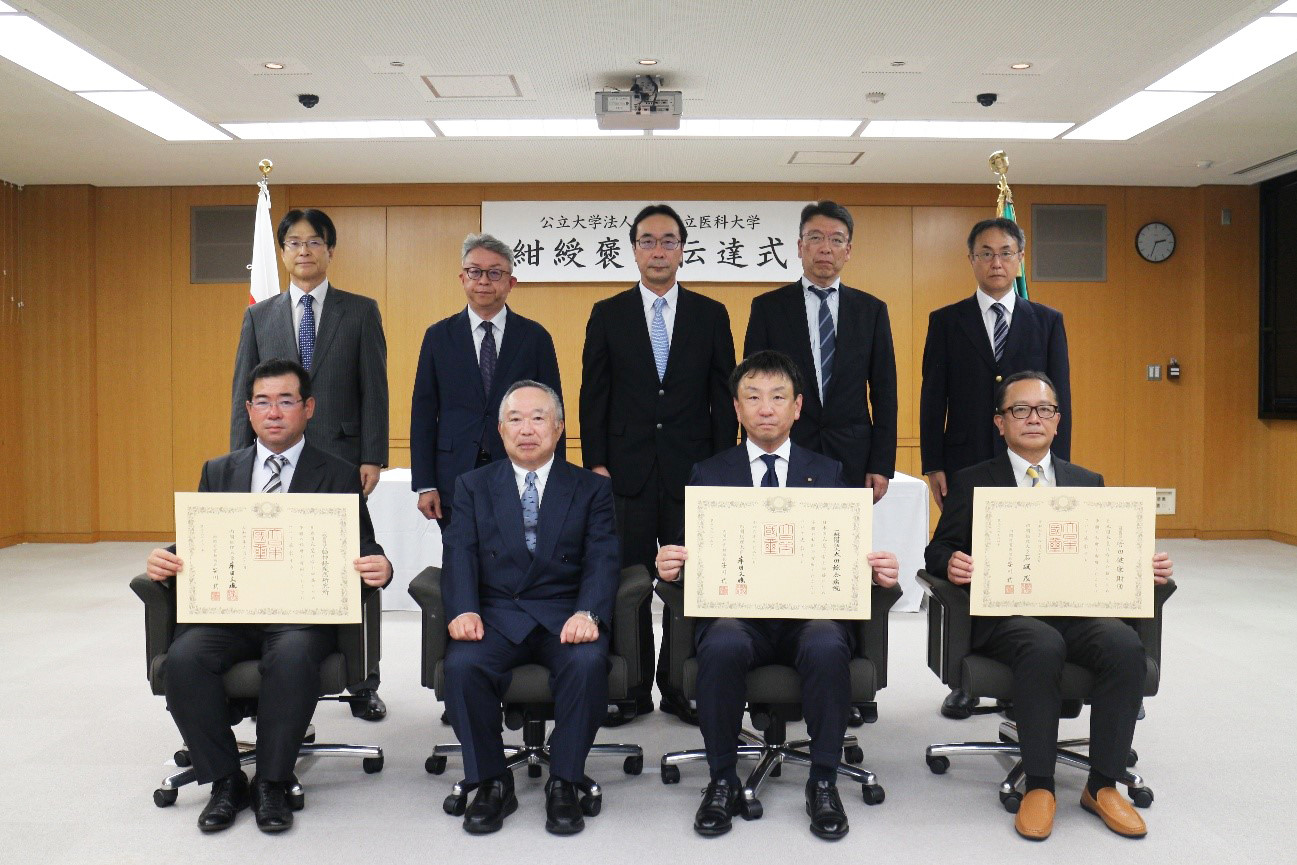 前列左より脳神経疾患研究所 理事長 渡邉貞義様、竹之下理事長、太田綜合病院 理事長 太田善雄様、竹田健康財団竹田綜合病院 院長 本田雅人様及び役員（後列）