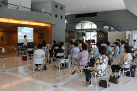 健康の輪を広げる講演会で、参加者が講師の話を聞いている様子。