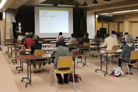 人生会議についての講演を聴く参加者たちが座っている会場の様子。