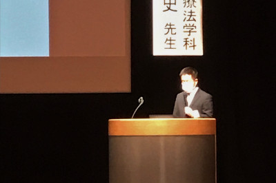 講演会で話す鴻野央征助教、生活習慣病予防についてのテーマ。