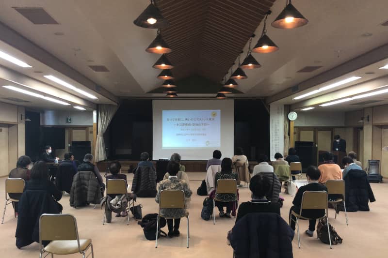 講演会の様子。参加者が座って講師の話を聞いている。会場は磐梯町中央公民館講堂。