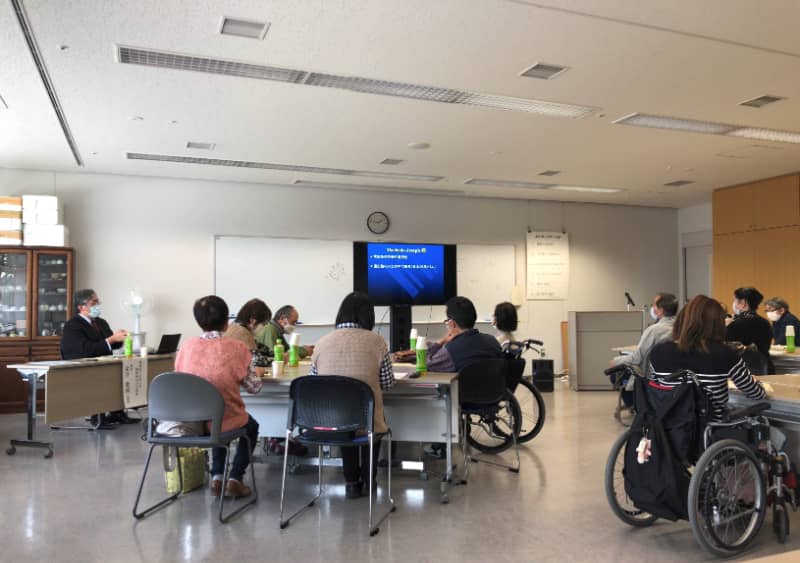 脊髄小脳変性症に関する講演会の様子。参加者が集まり、講師の話を聞いている。