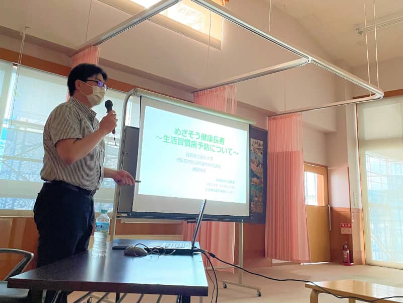 講演会で「めざそう健康長寿 ～生活習慣病予防について～」をテーマに話す鴻野央征助手。会場は会津美里町保健センター。