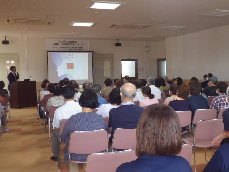 健康寿命を目指す講演会の様子。参加者が心臓病と脳卒中の予防について学んでいる。