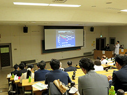 前方のスクリーンを見ながら講義を受けている様子