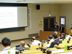 前方のスクリーンを見ながら講義を受けている様子