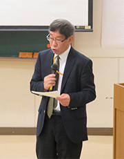 会津大学 理事の岩瀬次郎氏が講義をしている様子
