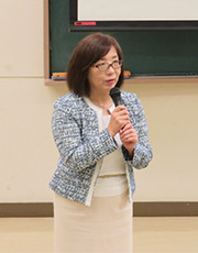 福島県看護協会 会長の今野静氏が講義をしている様子