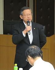 福島県産業振興センター 理事長の鈴木清昭氏が講義をしている様子