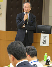 大原綜合病院 副理事長兼統括院長の佐藤勝彦氏が講義をしている様子