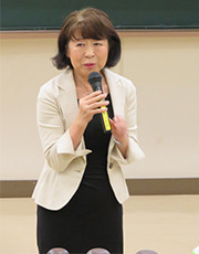 福島県住宅生活協同組合 理事長の和合アヤ子氏が講義をしている様子