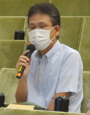 福島県産業振興センター 理事長の松﨑 浩司氏が講義をしている様子