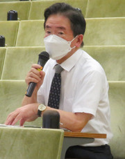 奥羽大学 薬学部長の衛藤 雅昭氏が講義をしている様子