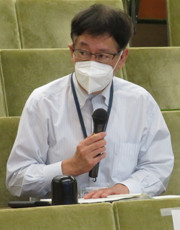 会津大学 理事の岩瀬 次郎氏が講義をしている様子