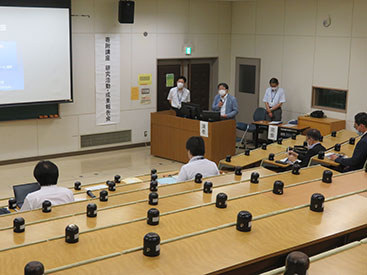 前方のスクリーンを見ながら講義を受けている様子