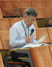 会津大学 理事の岩瀬次郎氏が講義をしている様子