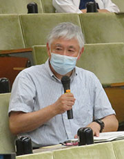 公立置賜総合病院 臨床検査部長・輸血部長・病理科科長の前田邦彦氏が講義をしている様子
