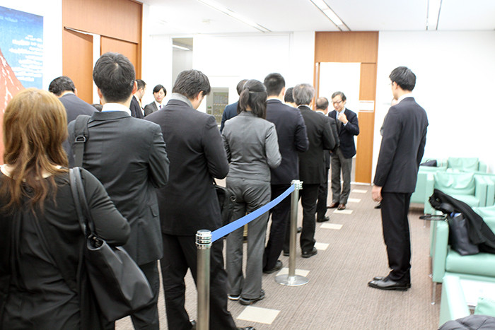 名刺交換のために列に並ぶ様子