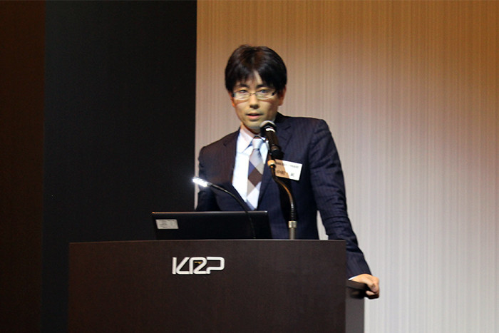 壇上で発表を行っている様子