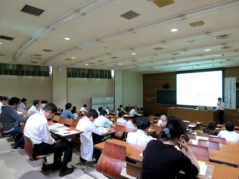 知的財産セミナーの様子。参加者が講演を聴きながら、プレゼンテーションを見つめている