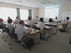 プレゼンテーションを見ながら議論している様子