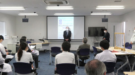 講義室で医療従事者が講義を受けている様子