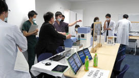 医療関係者たちが会議室で資料を見ながら討論中