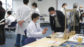 医療従事者たちが会議室で議論を交わす様子