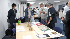医療関係者が会議室で立ち話をしている様子