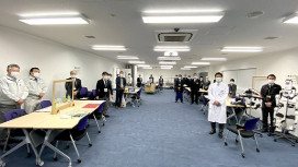 教室に立つ医療従事者たち