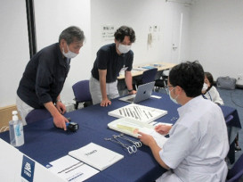 医療器具と書類を前に話し合っている様子