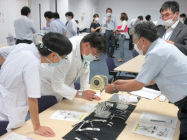 医療従事者たちがディスカッションしている様子